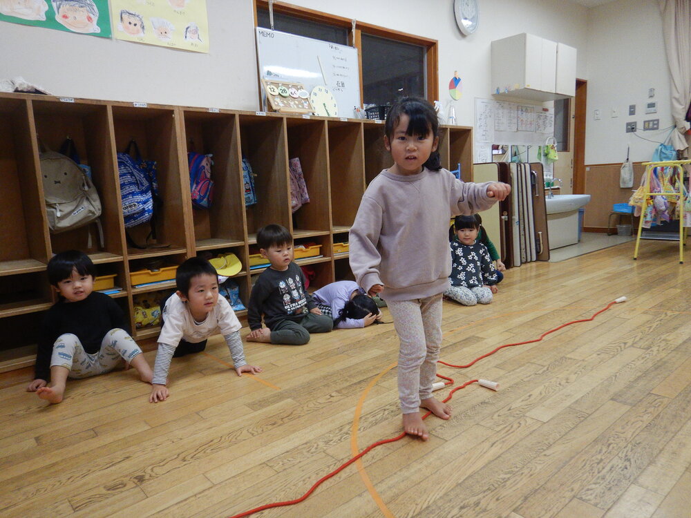 縄跳びを使ったゲームをしている様子 (1)