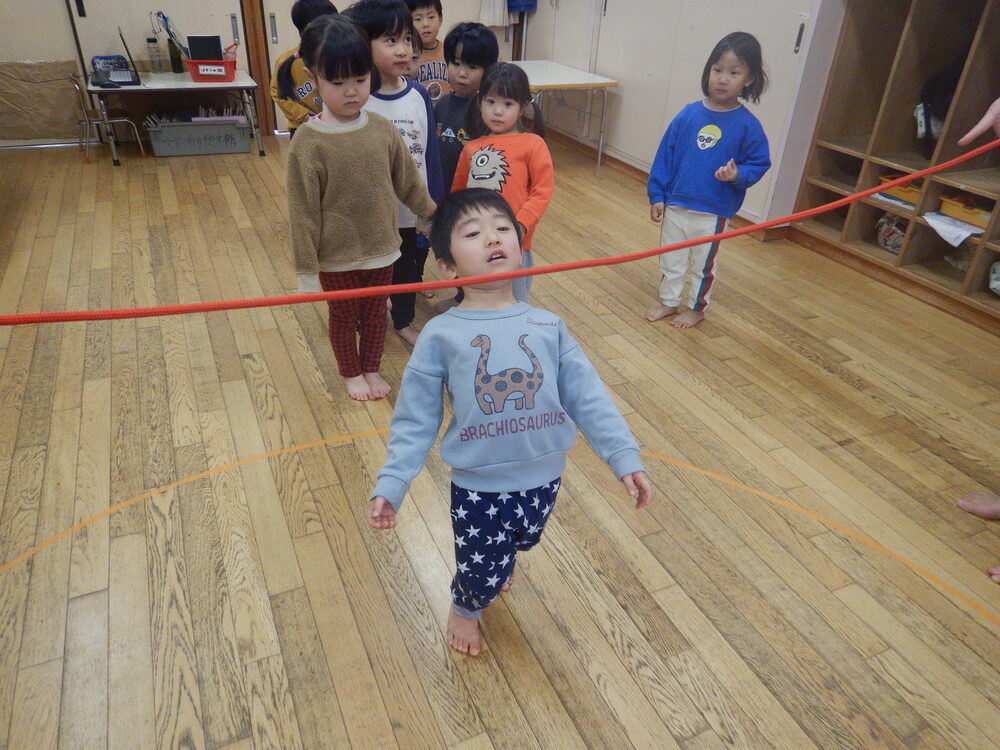 縄跳びを使ったゲームをしている様子 (4)