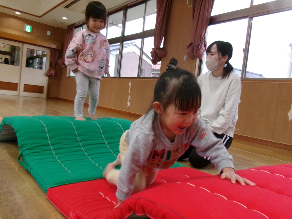遊戯室で遊ぶ子ども (2)