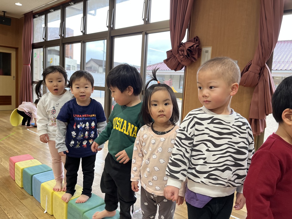 遊戯室で遊ぶ子ども (4)
