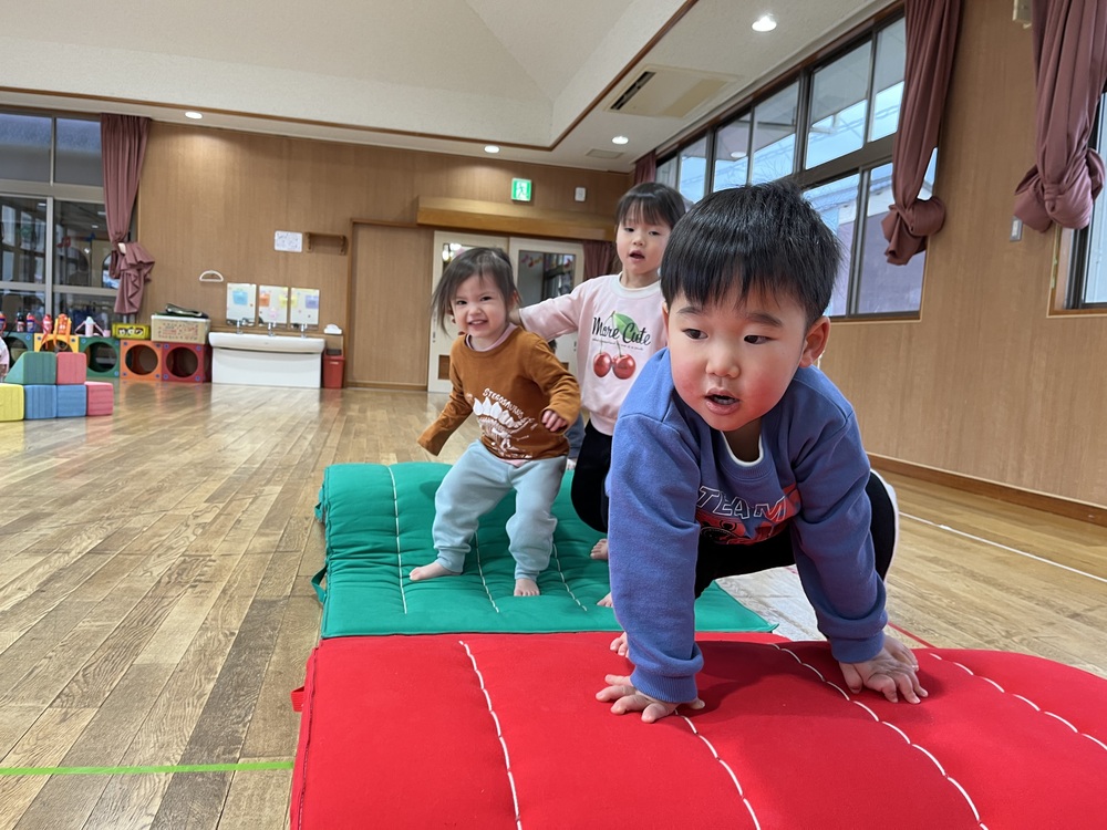 遊戯室で遊ぶ子ども (5)