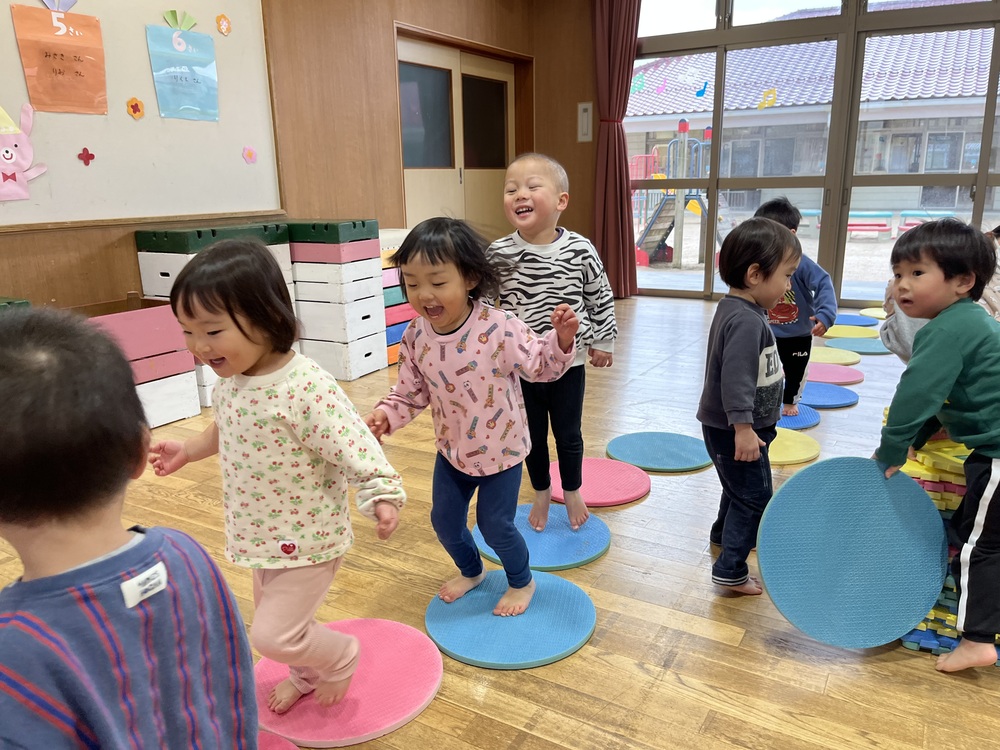 遊戯室で遊ぶ子ども (6)
