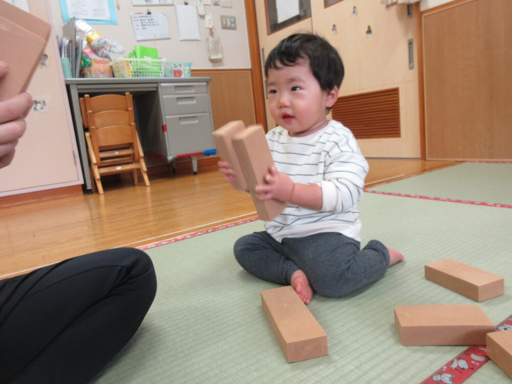 ソフト積み木で遊んでいる様子 (1)
