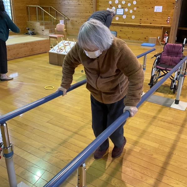平行棒を使用し、歩いています