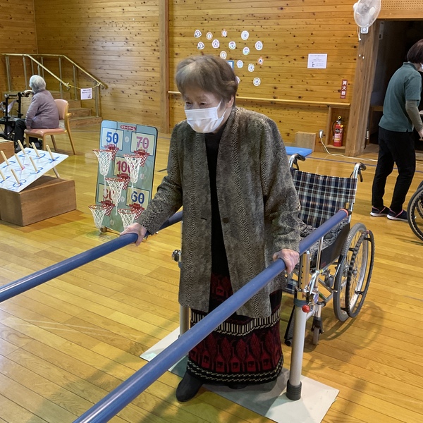 平行棒を使用し歩いています