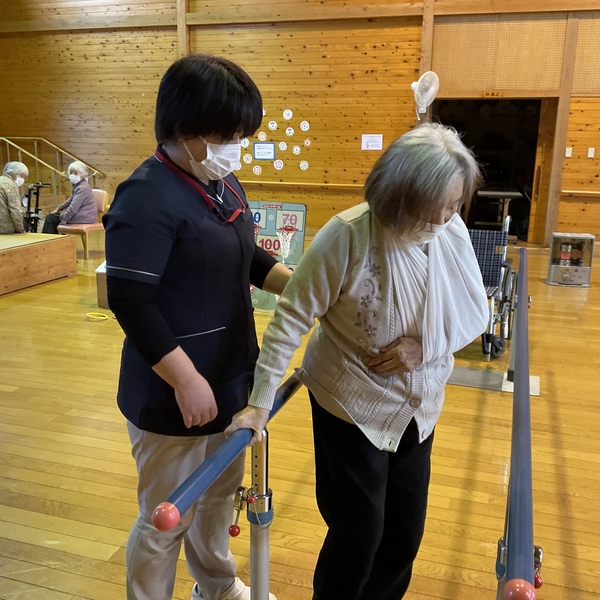 平行棒を使用し歩いています