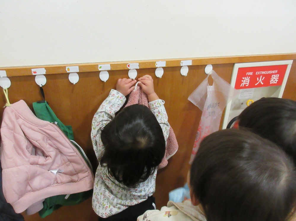 上着をかけている様子