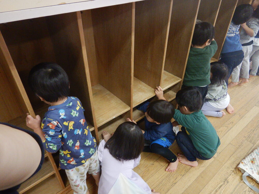 掃除をする子どもたち