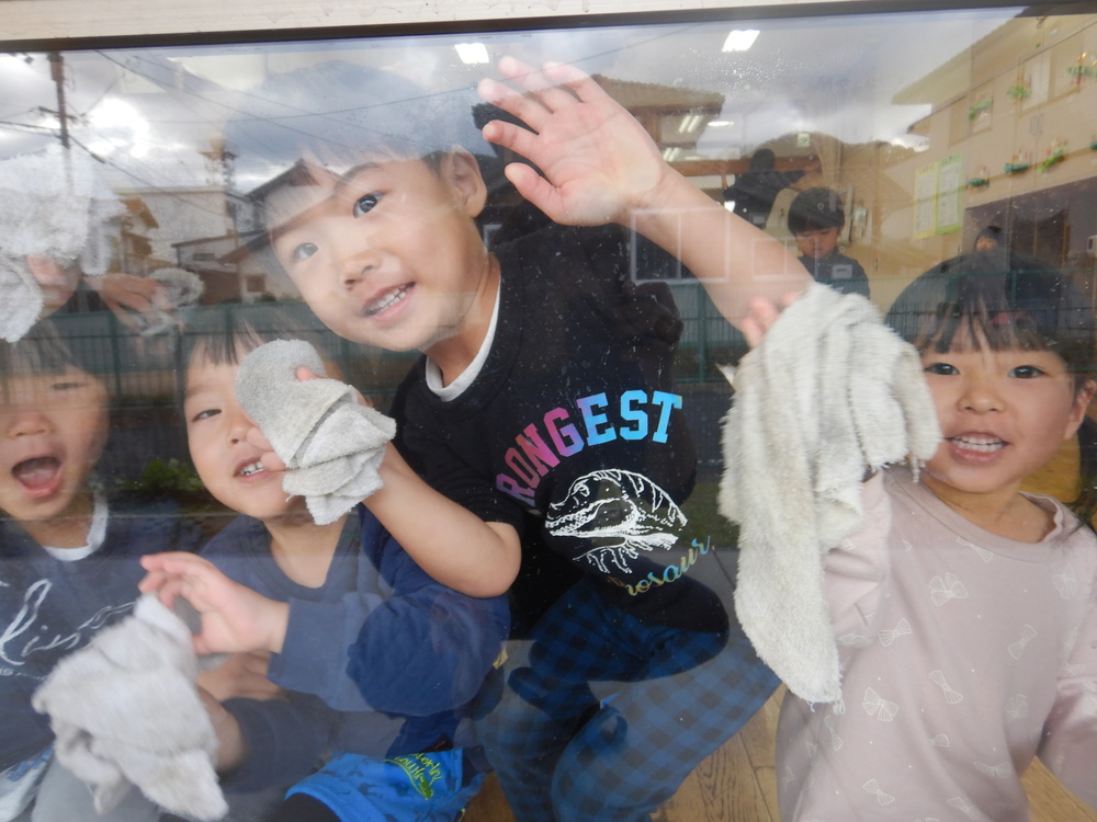 掃除をする男の子