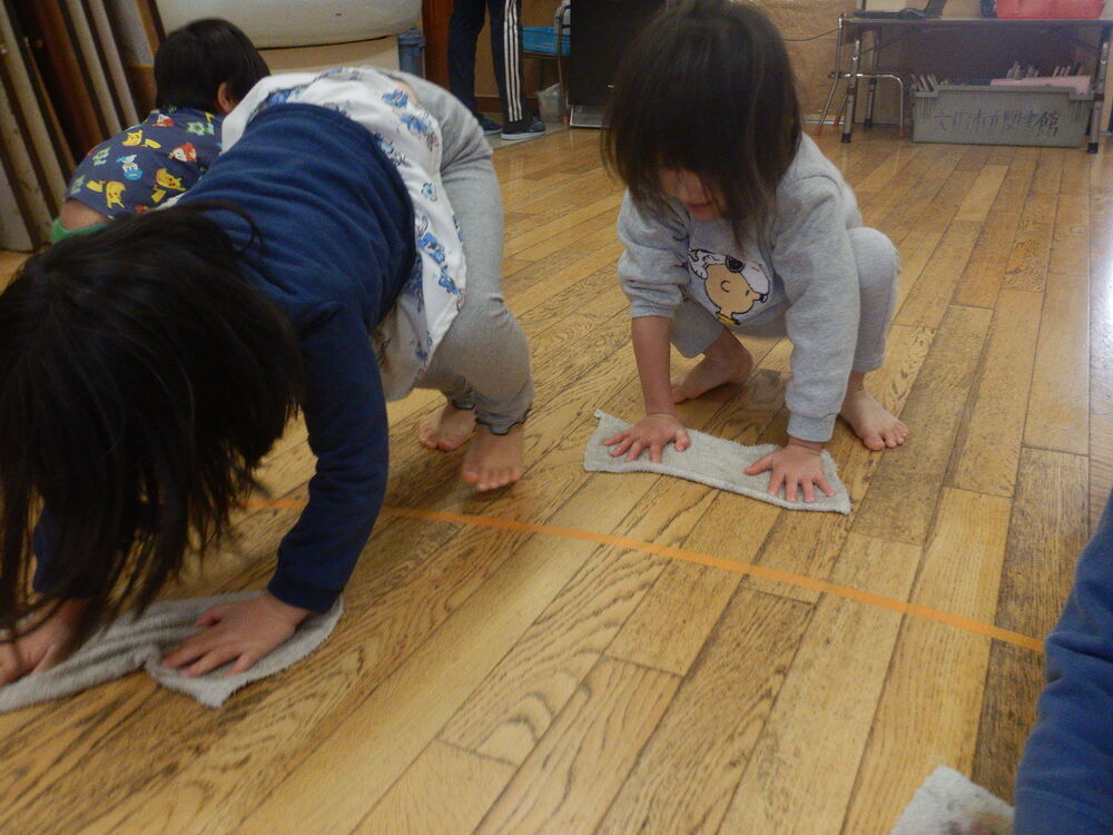 雑巾がけをする子どもたち