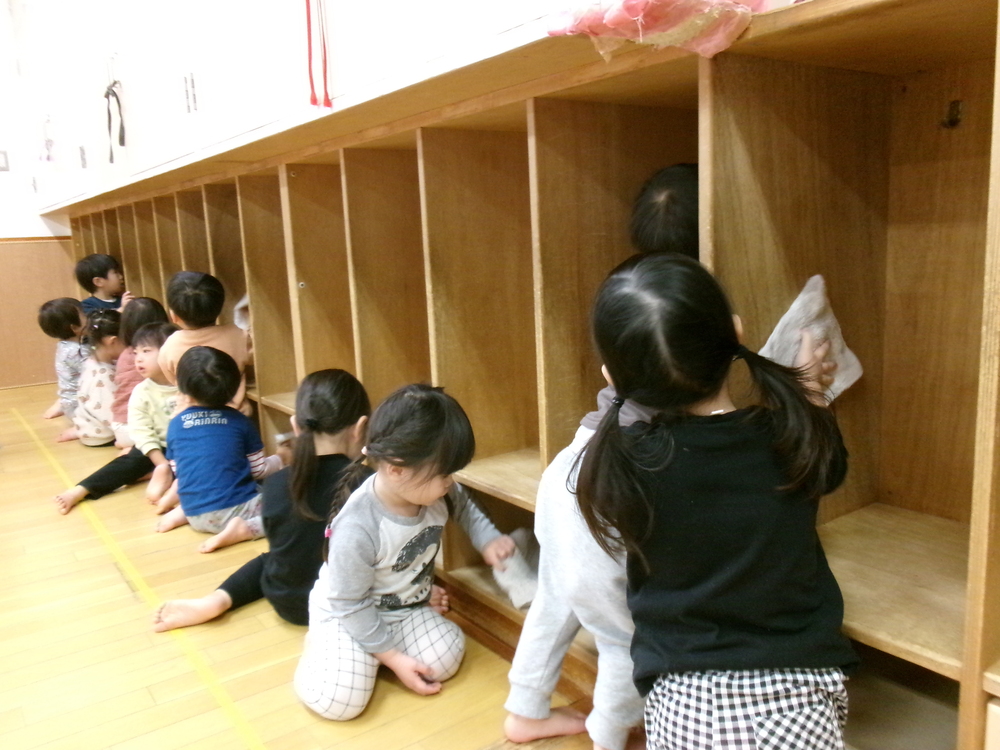 大掃除をする子ども１