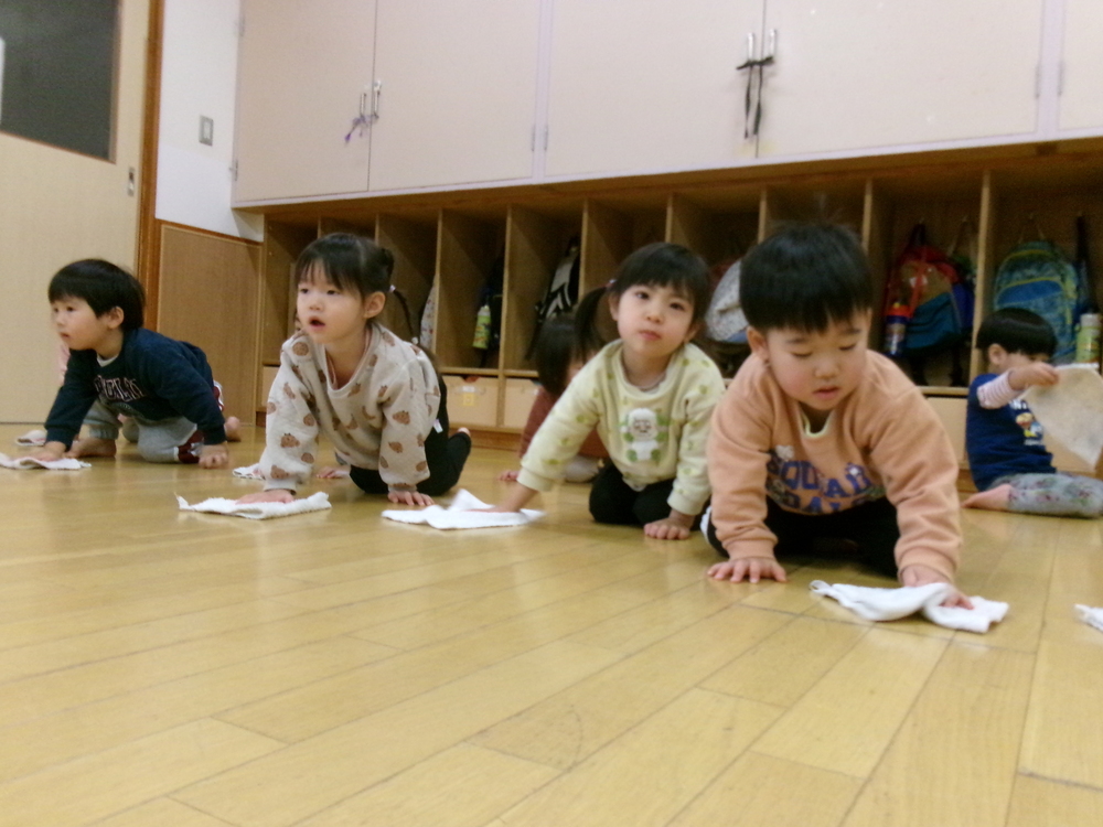 大掃除をする子ども３