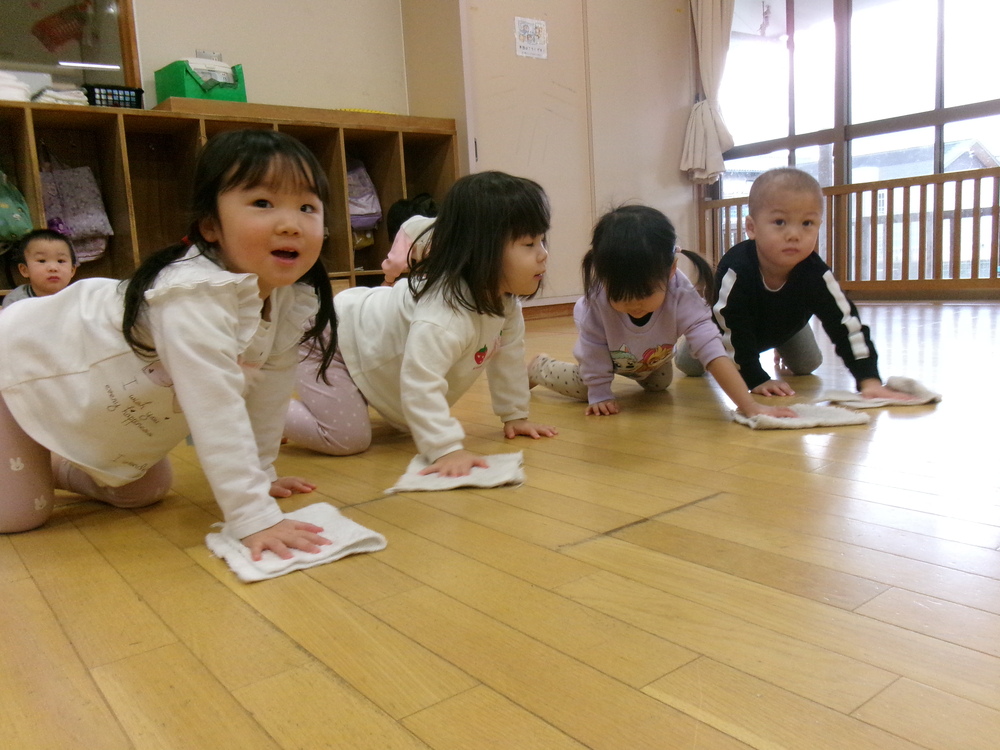 大掃除をする子ども４