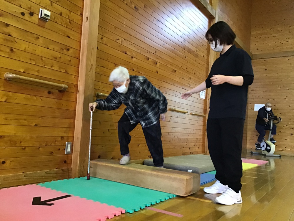 歩行中の利用者さんと職員