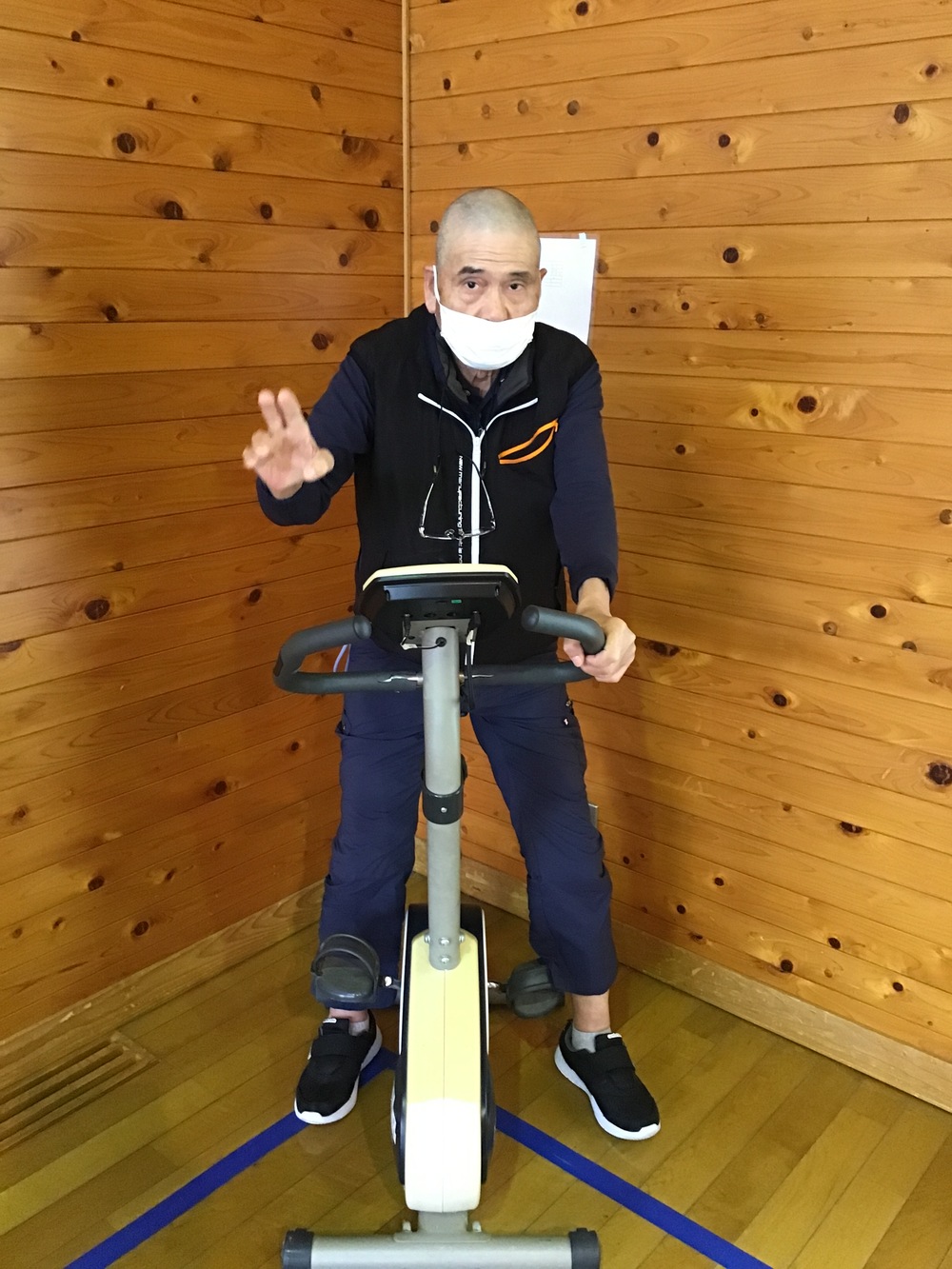 自転車をこいでいる利用者さん