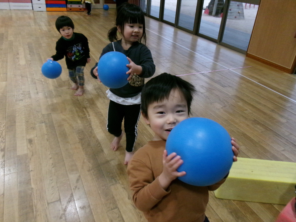 遊戯室で遊んでいる様子 (1)