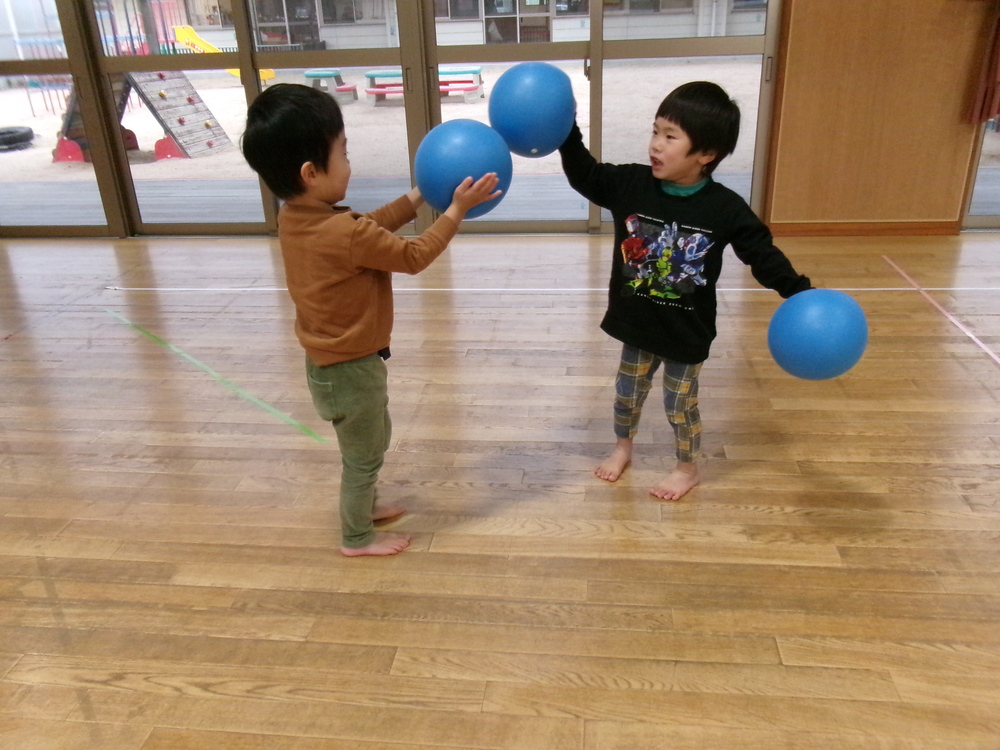 遊戯室で遊んでいる様子 (3)