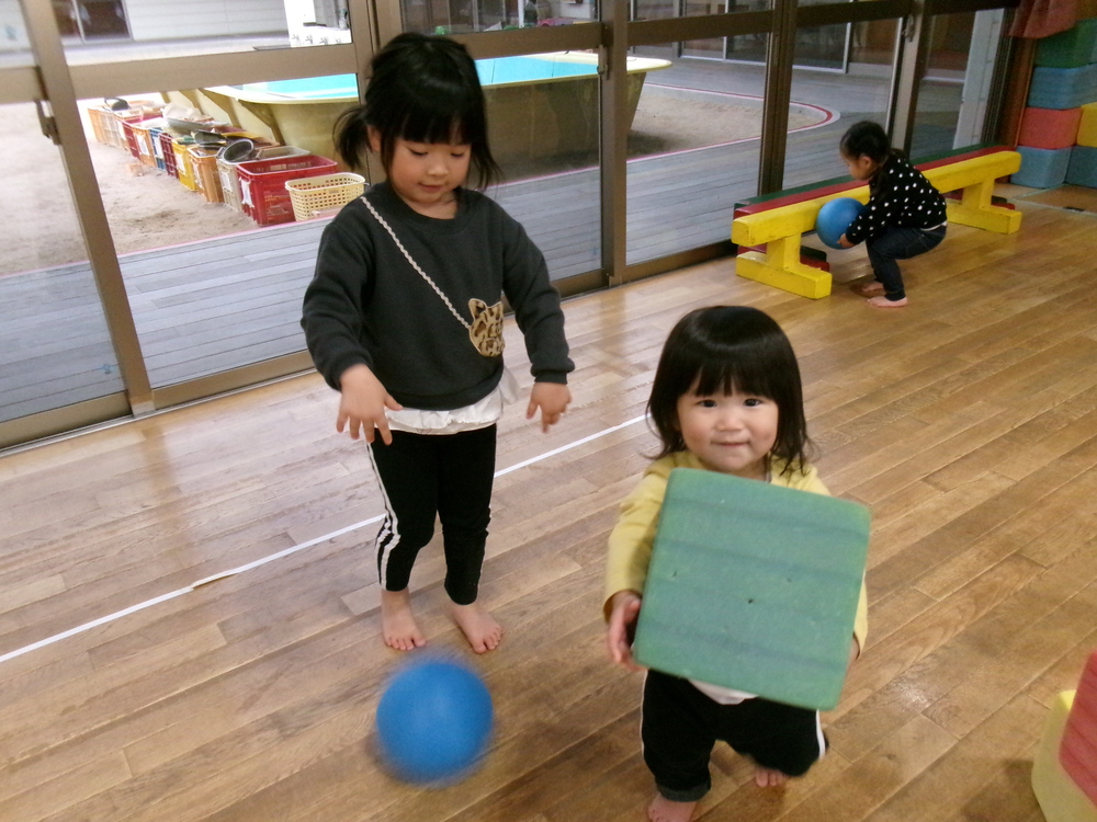 遊戯室で遊んでいる様子 (4)