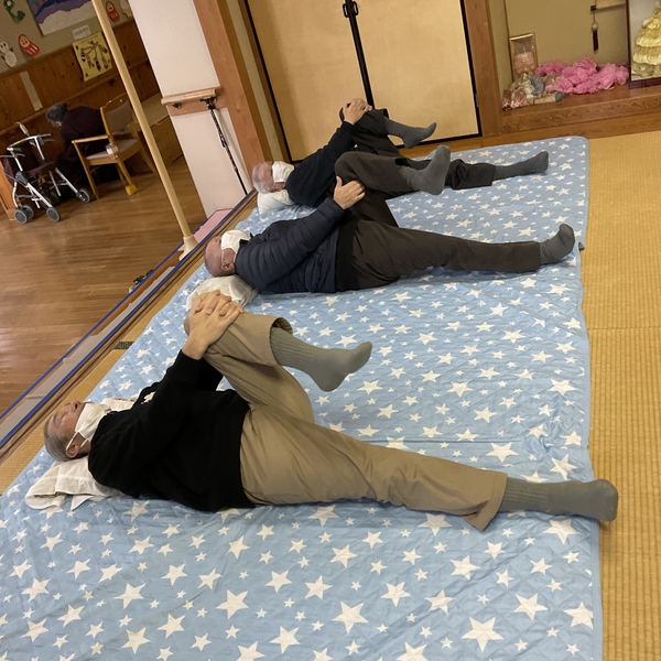 横になって体操中です
