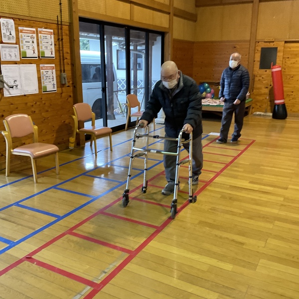 歩いています