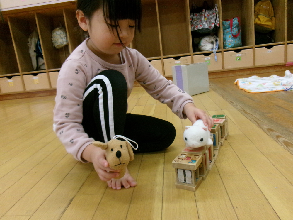 積み木で遊ぶ