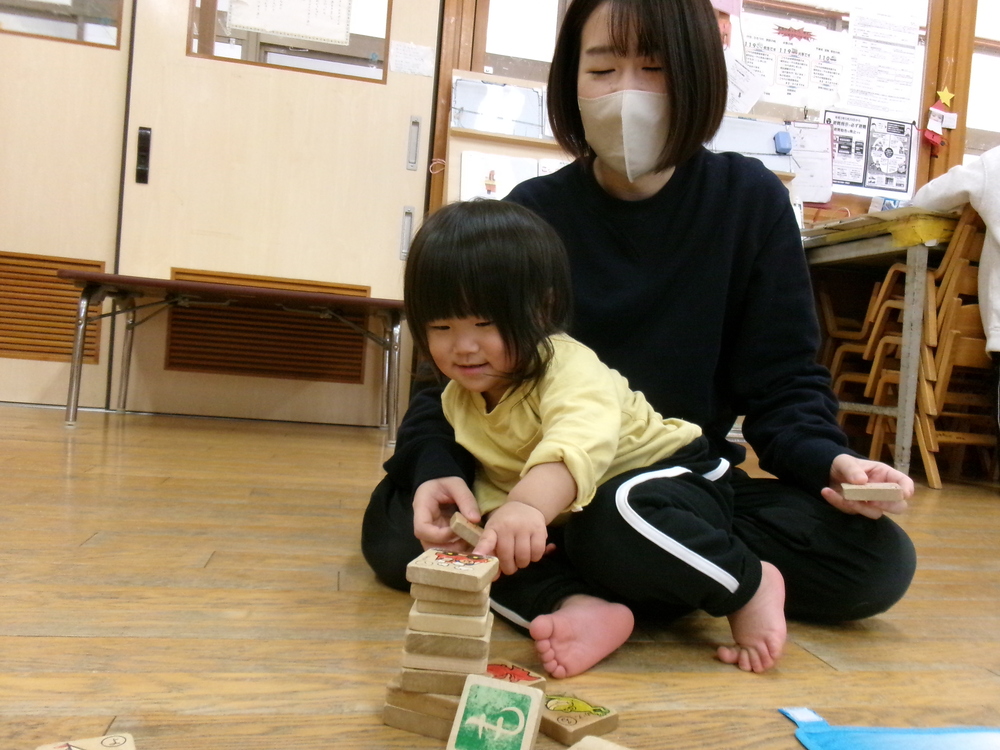 積み木で遊ぶ