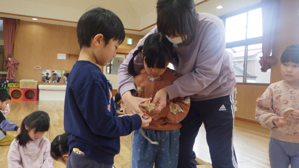こま回しをする様子