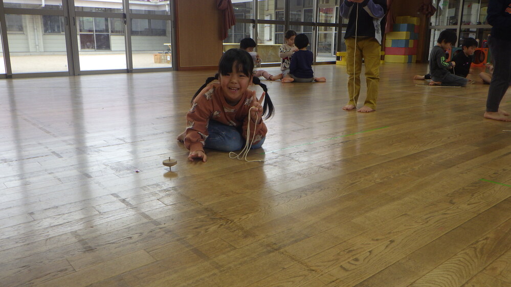 こま回しをする様子