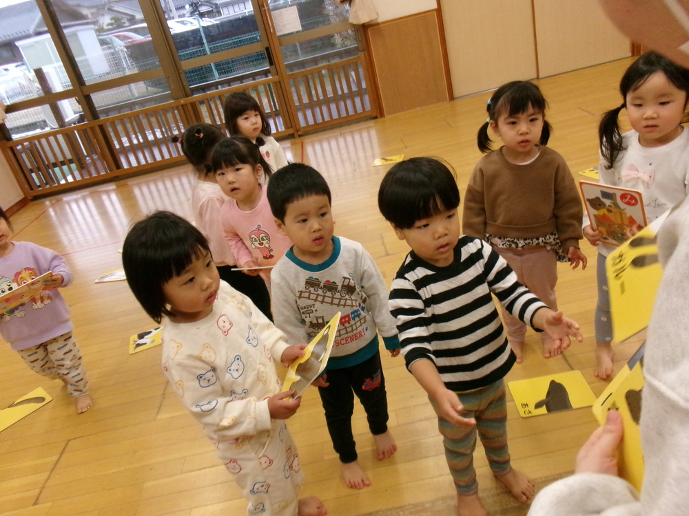 かるたをする子ども