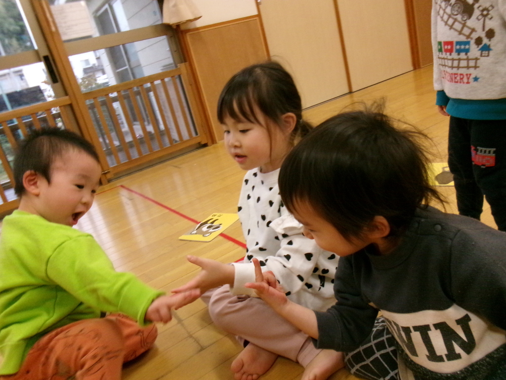 かるたをする子ども (2)