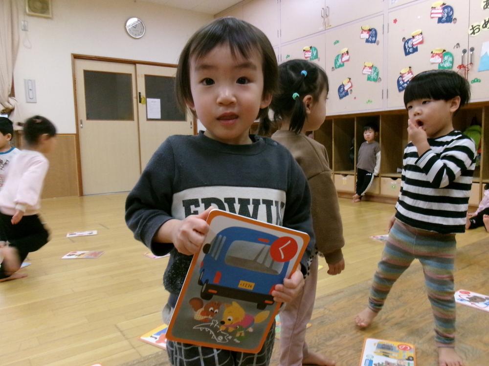 かるたをする子ども (4)