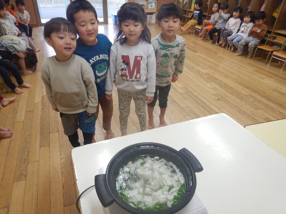 鍋を見る子どもたち