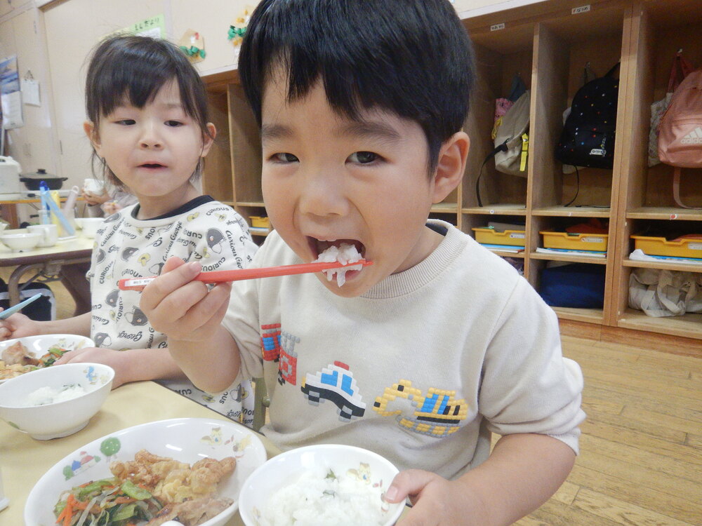 お粥を食べる