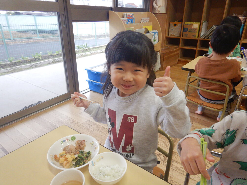おかゆを食べる