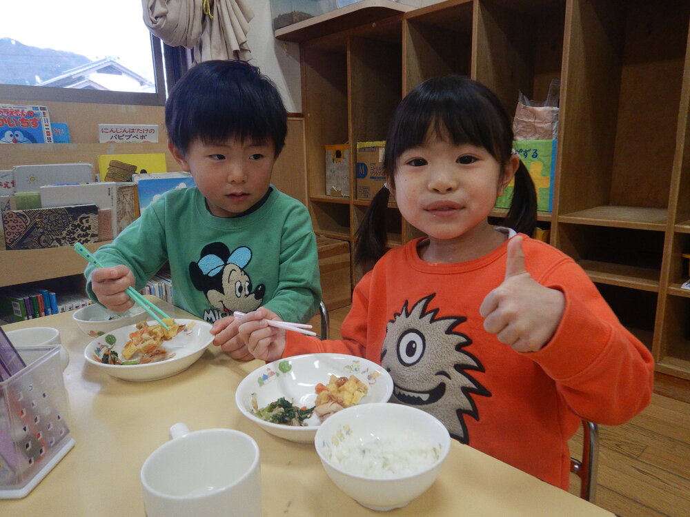 お粥を食べる