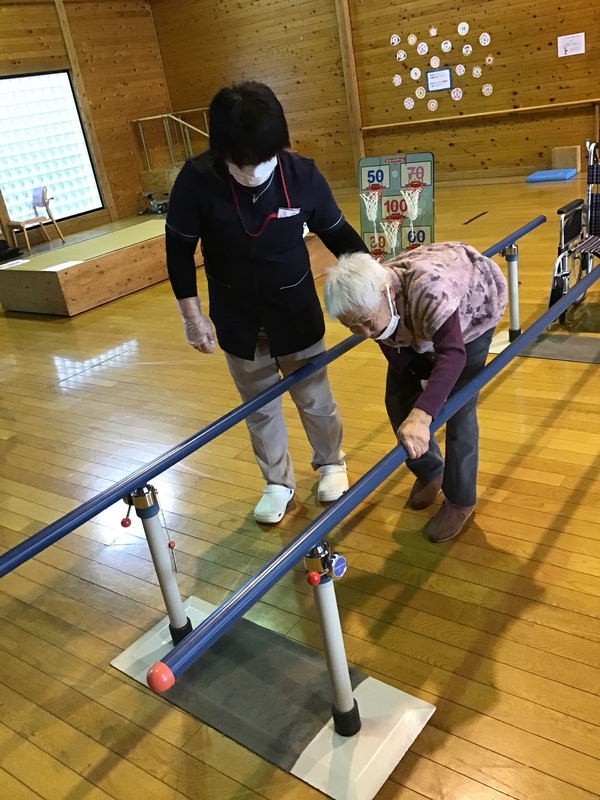 平行棒で歩いています