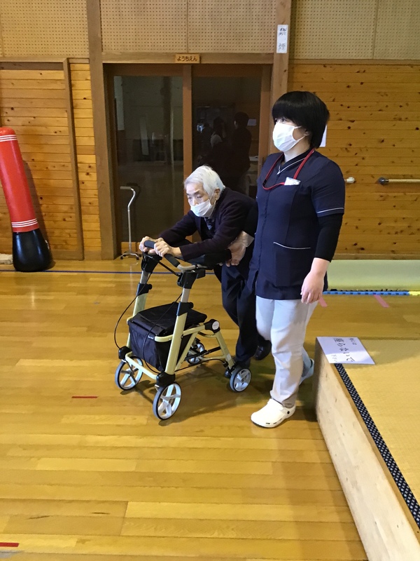 歩行訓練中です