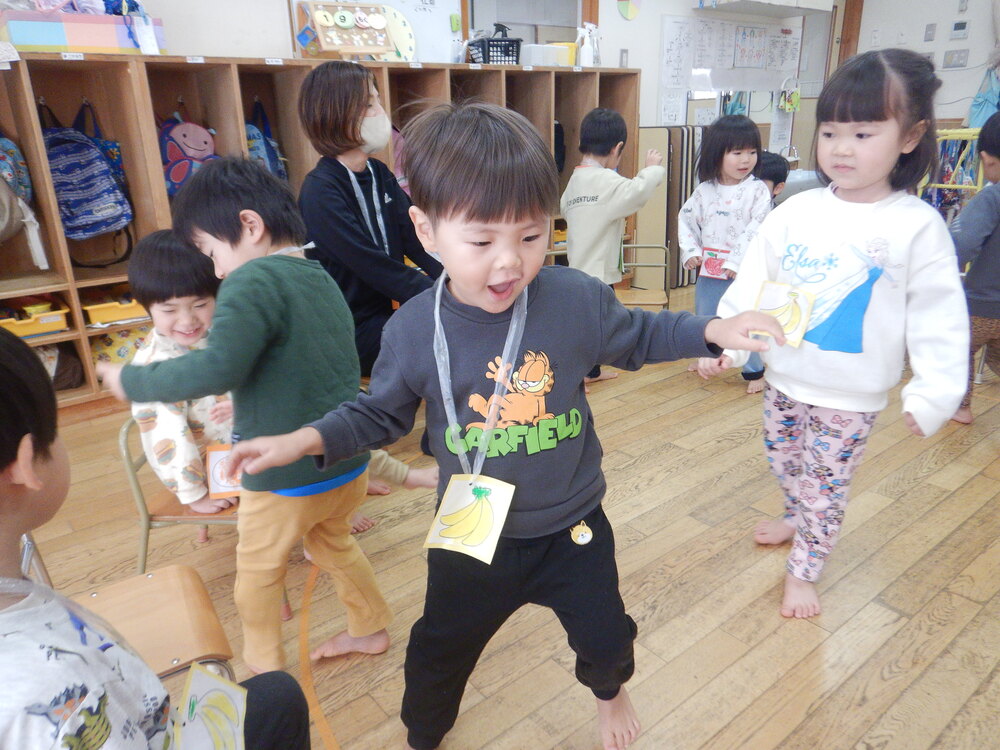 フルーツバスケットをしている様子 (2)