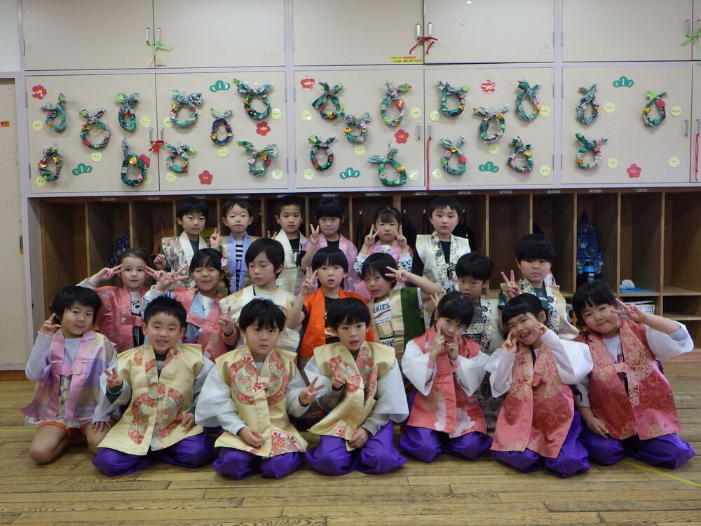 衣装を着て集合写真