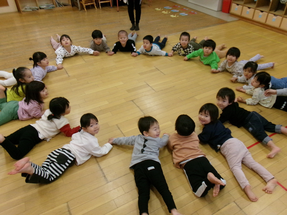 大根抜きをする子ども