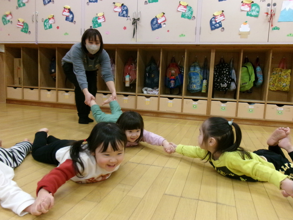 大根抜きをする子ども (2)