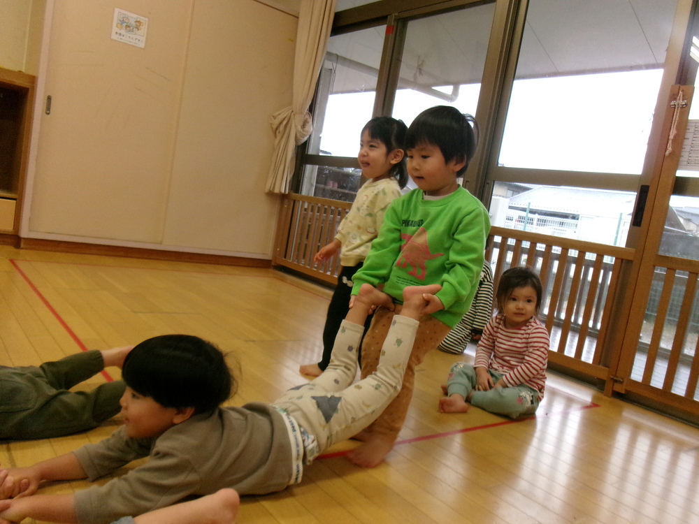 大根抜きをする子ども (3)