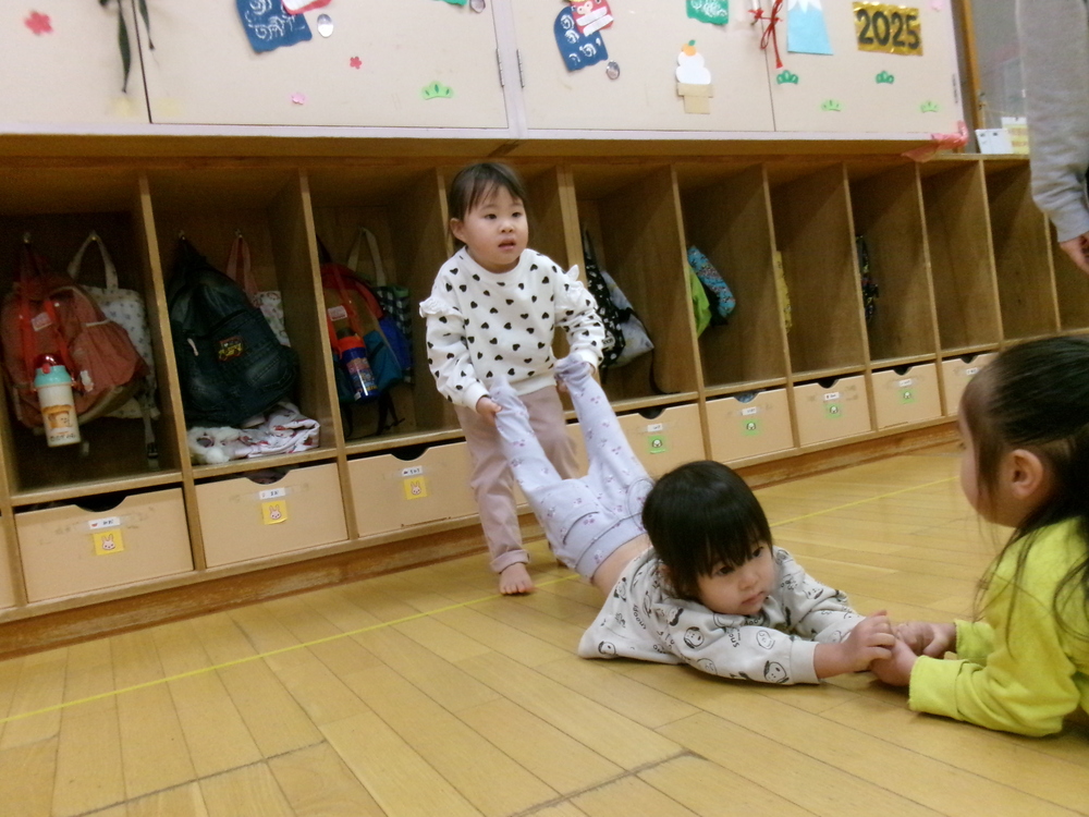大根抜きをする子ども (4)