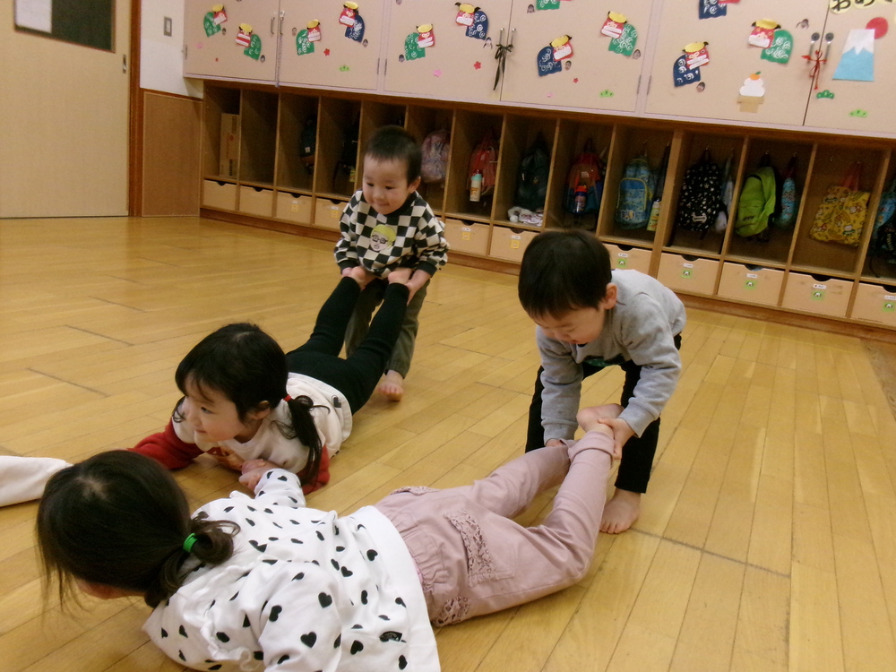 大根抜きをする子ども (5)