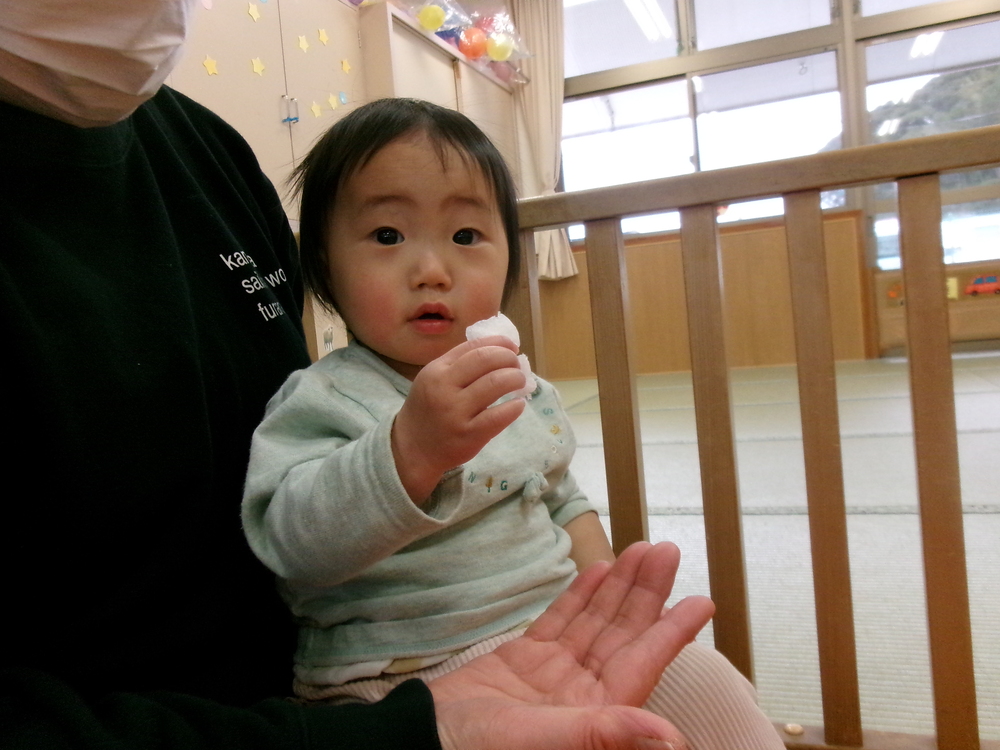 雪を掴む