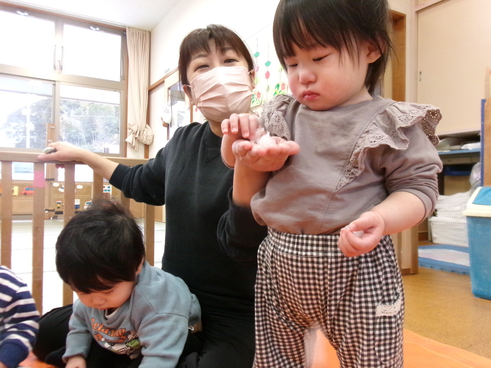 雪を触る２