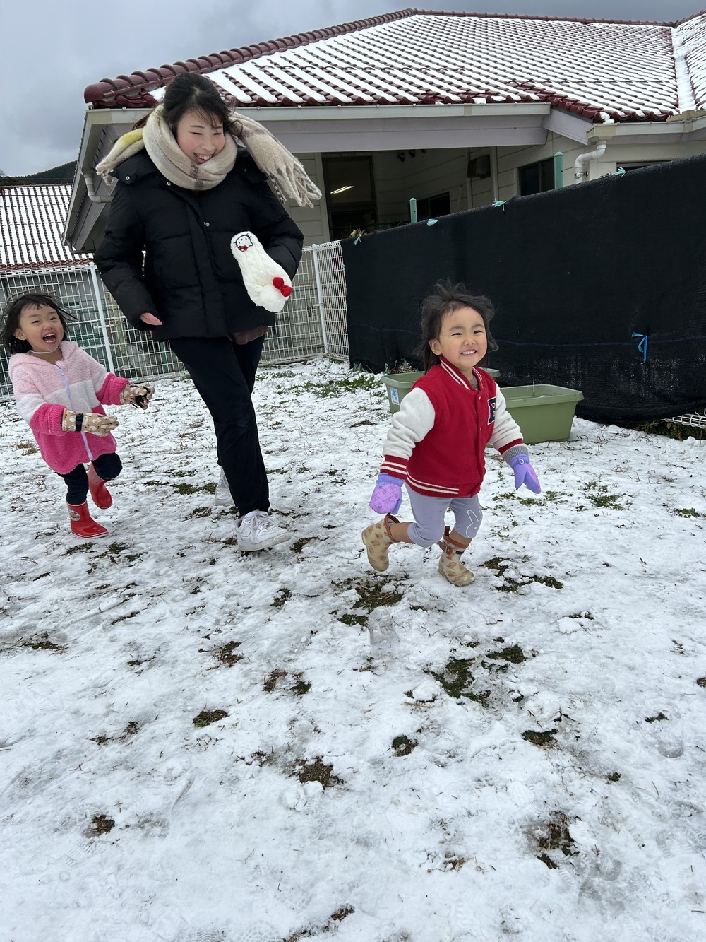 雪で遊ぶ子ども (2)