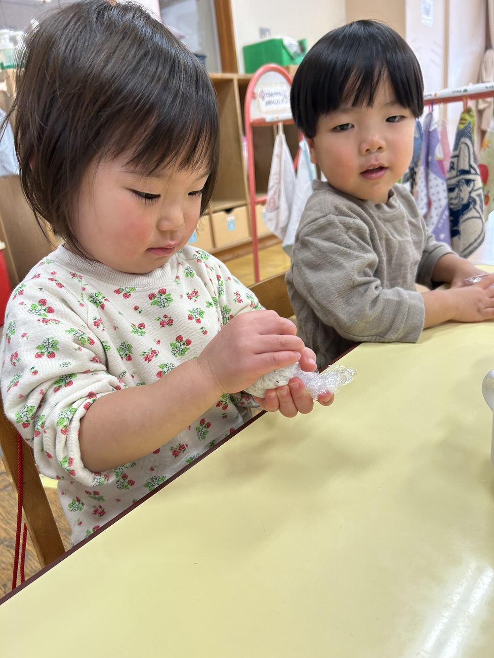 お弁当ごっこを楽しむ子ども