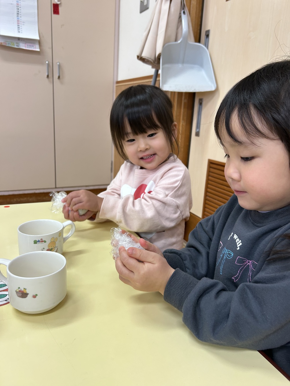 お弁当ごっこを楽しむ子ども (2)