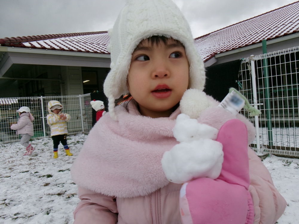 雪で遊ぶ子ども (3)